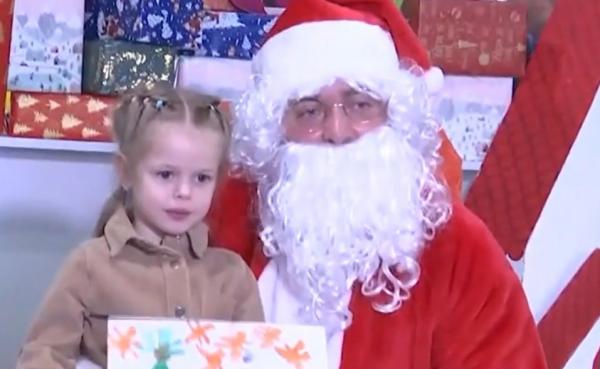 Moș Crăciun nu i-a uitat pe copiii ucraineni alungați din țara lor de război. Micuții au sărbătorit Crăciunul pe rit vechi în Brașov