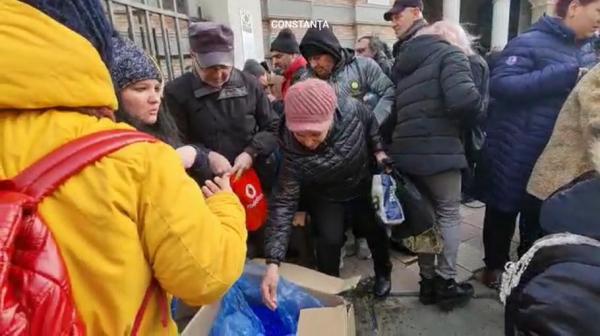 "Şi la biserică aţi luat-o razna? Ce Dumnezeu aveţi?" Înghesuială de nedescris pentru agheasmă şi dopuri: la Drobeta, apa sfinţită s-a vândut pe câţiva lei