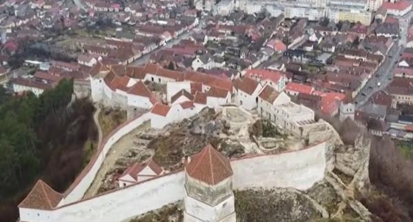 Un monument din România atrage vizitatori chiar și cu porțile ferecate. Cetatea stă închisă din cauza unui lung șir de bâlbâieli birocratice