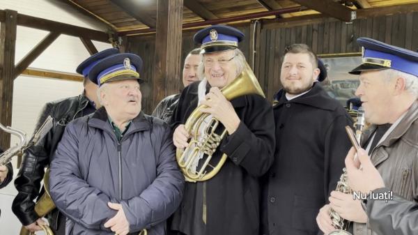 Florin Piersic, întâmpinat de fanfară la biserica din Ocna Dej. Actorul a salutat toţi localnicii şi a făcut poze cu enoriaşii