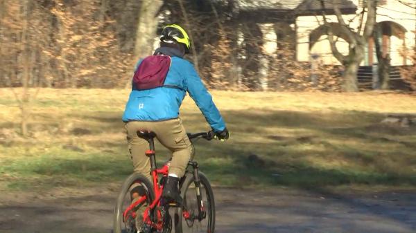 În lipsa zăpezii, turiştii de pe Valea Prahovei au înlocuit săniile cu bicicletele şi drumeţiile cu grătare în aer liber