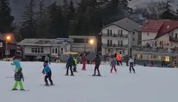 La Straja, administratorii au salvat sezonul cu tunurile de zăpadă. Cât costă o zi de schiat pe pârtiile Constantinescu și Platoul Soarelui