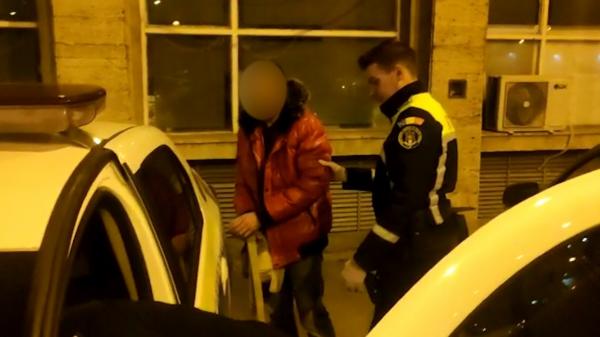 Un bărbat din Bucureşti şi-a înscenat răpirea pentru a pune mâna pe banii de pensie ai mamei. Apoi, speriat, tânărul a sunat chiar el la 112