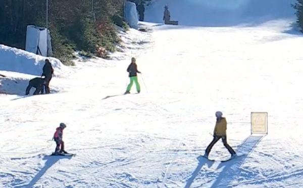 Oferte generoase şi zăpadă destulă la Cavnic, în Maramureş. Cât costă 3 nopţi de cazare la baza pârtiei, cu demipensiune, dar şi skipass