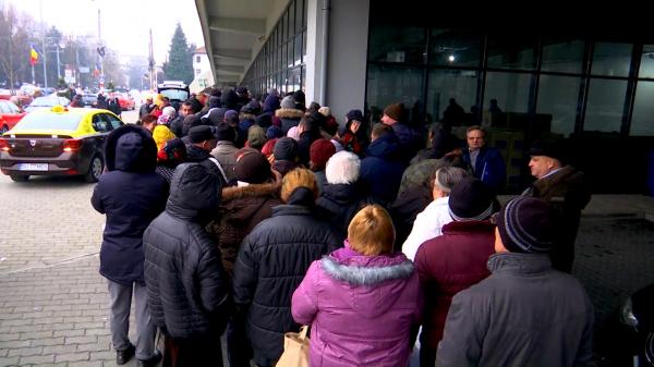3.000 de oameni au stat noaptea la coadă pentru alimente care ajungeau la doar 700. Când și-au dat seama, a început haosul