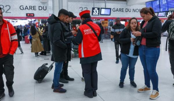 Atac în Paris. Un bărbat a înjunghiat cel puțin cinci persoane, între care și un polițist, în Gara de Nord. A fost împușcat și apoi reținut