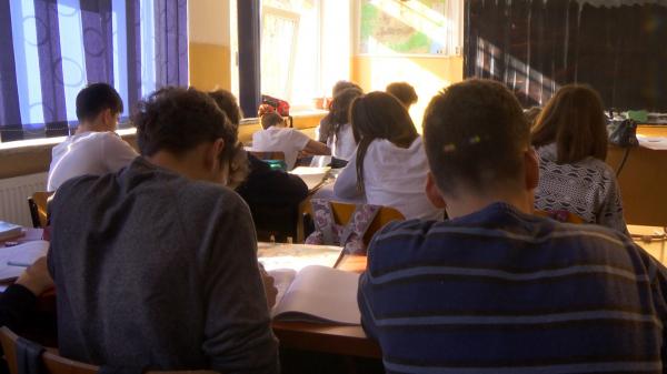 Părinții, obligați să plătească bani în plus pentru copiii înscriși la o formă de invătământ