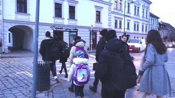 Elevii din Odorheiu Secuiesc, încurajaţi să meargă pe jos la şcoală. Cei mici sunt recompensaţi la sfârşitul anului şcolar cu diverse cadouri