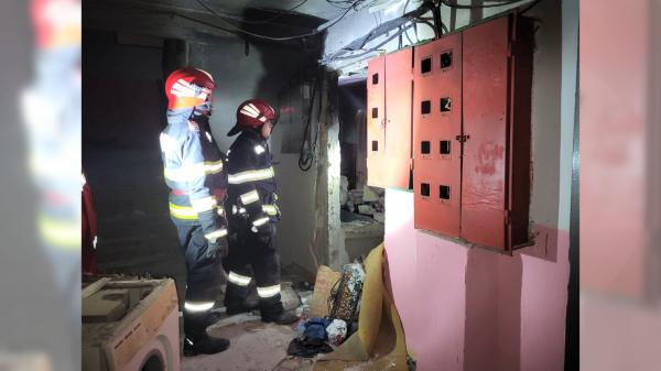 Explozie la un bloc din Giurgiu: Un bătrân a ajuns la spital cu arsuri grave. 14 locatari, dintre care doi copii, au fost evacuaţi