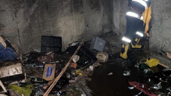 Incendiu într-un bloc din Teleorman. Focul a pornit de la o lumânare lăsată neuspravegheată de un om al străzii care se adăpostea la subsol. Locatarii, evacuați