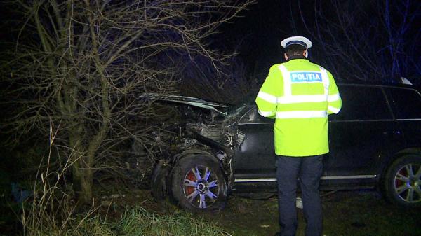 Mort de beat, un bărbat din Târgu Mureş a făcut prăpăd pe şosele. A intrat cu maşina într-un gard, apoi pe contrasens, într-o dubă