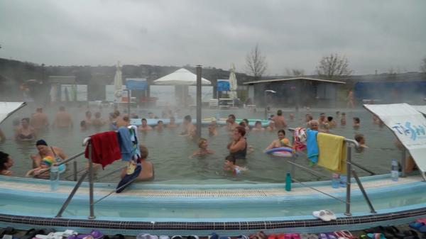 Stațiunea din România devenită magnet pentru turiști datorită apelor termale. În multe unităţi de cazare gradul de ocupare a ajuns la 100%