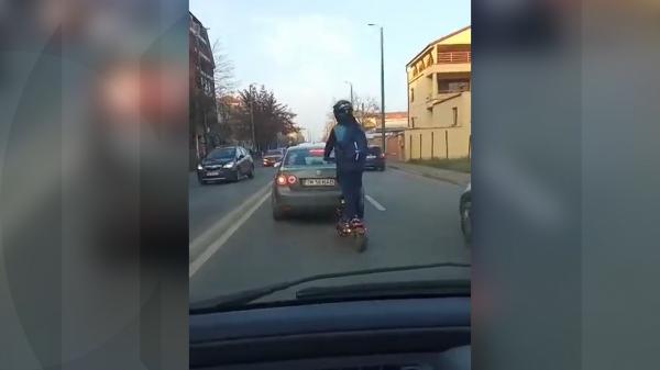 Șofer filmat în timp ce mergea pe banda a doua cu trotineta, cu peste 70 Km/h, pe un bulevard din Timișoara