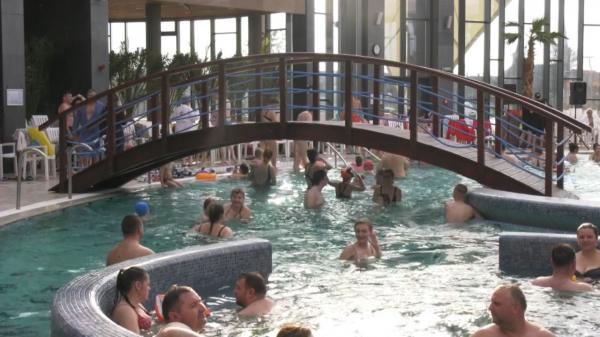 Distracţie în apă termală, la cel mai mare parc acvatic din România. Piscinele, pline cu turiști veniţi din toate colțurile țării