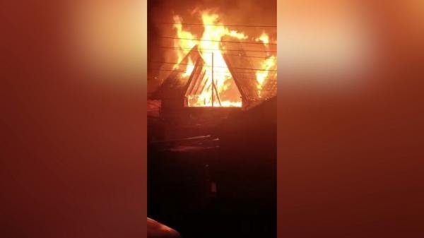 Incendiu puternic la o casă în construcţie din Medgidia. Flăcări uriaşe au izbucnit la mansarda locuinţei