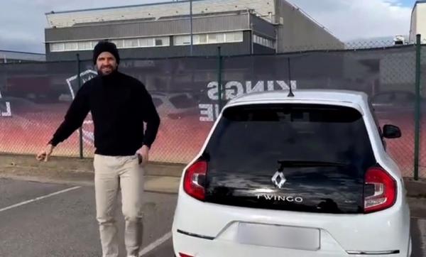 Pique s-a fotografiat într-un Twingo, ca reacţie la piesa Shakirei în care îşi critică fostul iubit