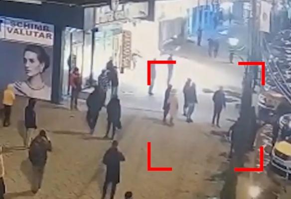O poliţistă din Oneşti, lovită cu piciorul în faţă de un tânăr de 16 ani. Adolescentul a fugit imediat