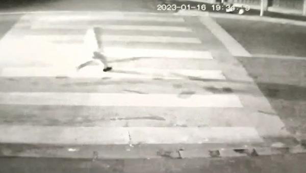 Băiețelul din Dej spulberat pe trecere a scăpat doar cu câteva zgârieturi. "Copiii de acolo parcă se aruncă intenționat în fața mașinilor"