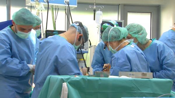 Starea copilului de 15 ani lovit de tren, la 12 ore după operaţia în care i-a fost replantat piciorul: reacţia medicilor care au operat-o şi pe Alexia