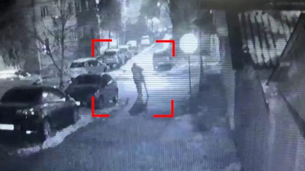 Tânără din Petroşani, violată de un bărbat de 40 de ani. Agresorul a fost filmat cum o ameninţă cu cuţitul şi o duce într-o zonă ferită