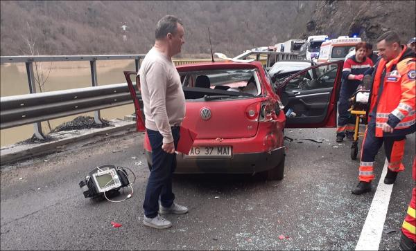 Patru persoane au fost rănite într-un accident, după ce două mașini s-au lovit frontal, în Vâlcea