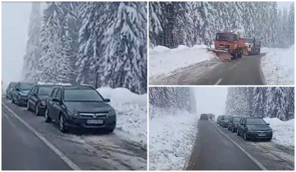 Un drum de munte, blocat de turiștii inconștienți. Și-au lăsat mașinile pe șosea pentru a se da cu sania