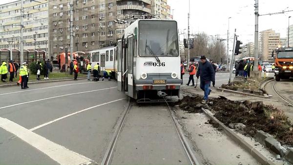 Locurile periculoase din Bucureşti unde tramvaiele sar de pe şine. "Mergi cu 2 km/h în rupturile alea"