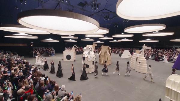 Eleganţă, spectacol, rafinament. Colecţia Chanel primăvară-vară a fost prezentată la Săptămâna Modei de la Paris