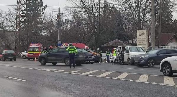 Accident teribil la intrarea în Balotești, după ce șoferul unei dube a schimbat sensul de mers fără să se asigure