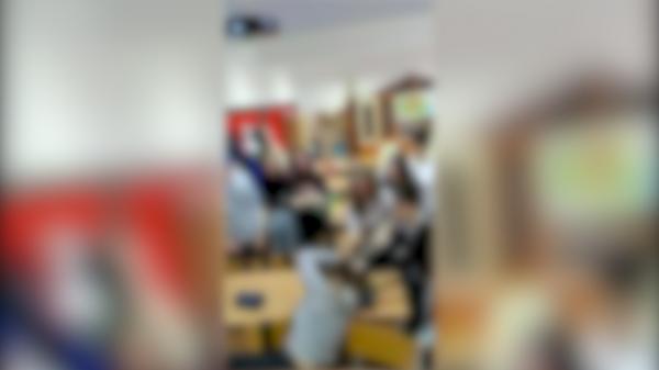 Bătaie cruntă între două eleve, filmată în Bucureşti. Și-au împărțit pumni și picioare, în timp ce colegii le dădeau indicaţii: "Treceţi la acţiune"