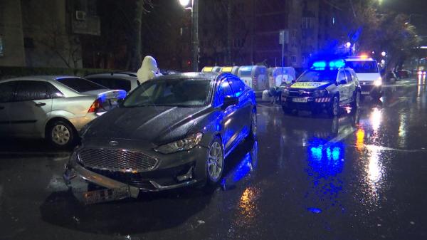 Un șofer băut a făcut dezastru pe o stradă din Capitală. A intrat în mai multe parapete, apoi a lovit trei mașini parcate