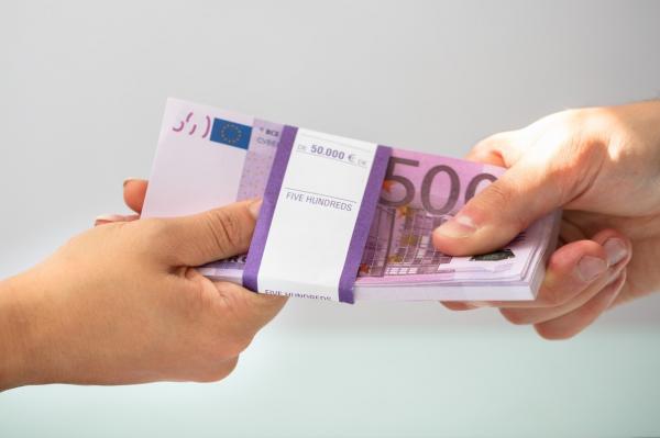 10.000 de euro, preţul cerut de doi inspectori Antifraudă ca să "închidă ochii" la neregulile găsite. Unul dintre ei, prins în flagrant de DNA