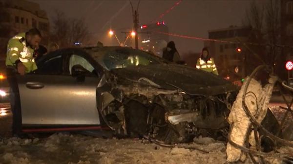 Prima ninsoare din Capitală, coșmar pentru șoferi: Un tânăr drogat a derapat cu bolidul de lux și a pus la pământ un stâlp