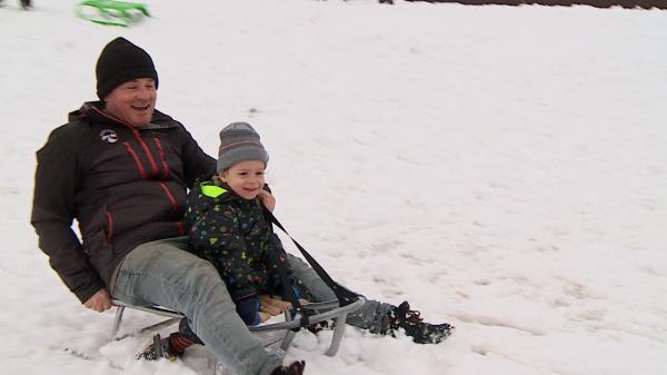 Parcurile din mai multe orașe din țară s-au transformat în piste de săniuş. Copiii s-au bucurat de primul strat de zăpadă: "E bucuria foarte mare"