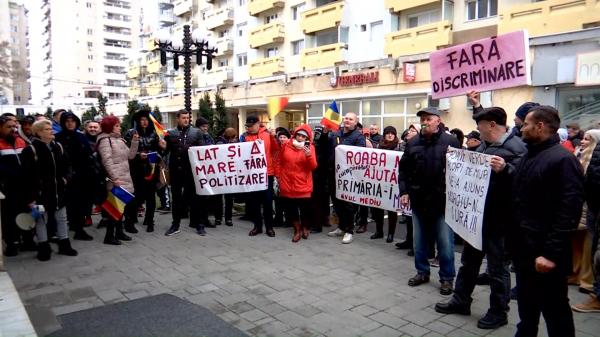 Stau la oraş doar în buletin. Sute de oameni din Satu Mare duc o viaţă ca la sat: nu au gaze sau apă, iar primăria promite că va pietrui drumul