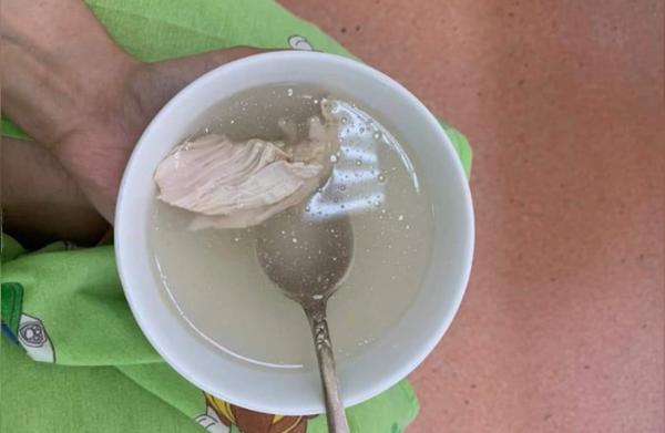 Meniul din spitale, la limita subzistenţei. Pacienţii se plâng de lipsa mâncărurilor decente, deşi anul trecut s-a dublat alocaţia de hrană