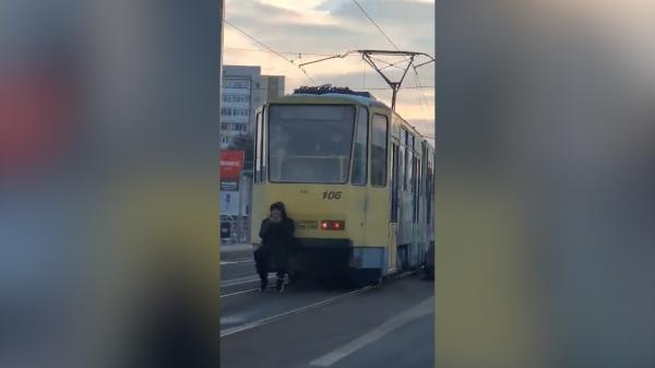 Și-a riscat viața ca să facă economie la bilet! Un bărbat din Ploiești, filmat în timp ce mergea pe tamponul unui tramvai din oraș