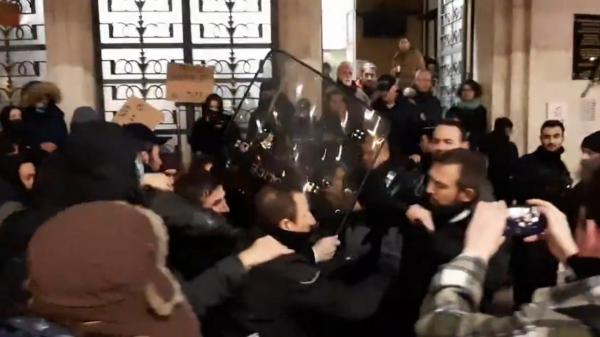 Franța, paralizată de greva generală. Marțea neagră a scos pe străzi jumătate de milion de oameni nemulțumiți de reforma pensiilor