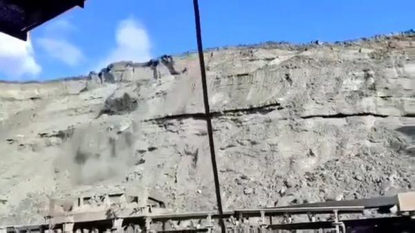 "Uite, plecă fisura la mijloc!" Panică la cariera Roșiuța, după ce bolovani uriași s-au desprins și au luat-o la vale spre minerii care lucrau la baza versantului