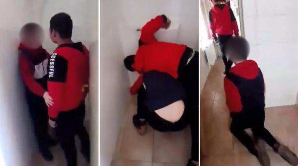 Elev umilit și pus cu capul în WC, la Liceul "Dumitru Mangeron" din Bacău. La final a fost pus să meargă în genunchi