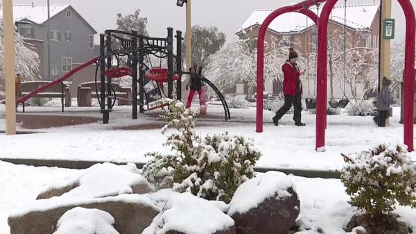 Imagini rare în Los Angeles: Orașul îngerilor a fost acoperit de un strat consistent de zăpadă. Nu mai ninsese din 2007