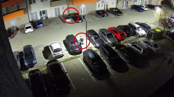 Hoţi de maşini, filmaţi în acţiune, la Timişoara. Au luat la verificat peste 40 de vehicule din parcarea unui bloc