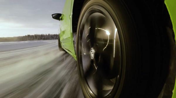 Record: O Skoda a avut cel mai lung drift pe gheață - 16 minute. Pilotul s-a antrenat cinci zile