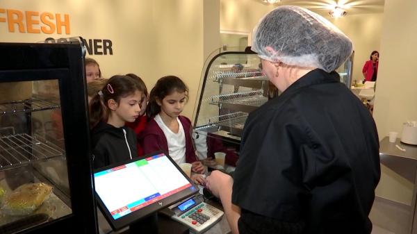 Singura şcoală din România în care meniul elevilor e făcut de un nutriţionist. Reamenajarea cantinei a costat 23.000 de euro