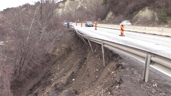 Se circulă doar pe o singură bandă pe DN 1, după ce o porţiune de 60m din drum s-a surpat: Poliţia spune că nu vor fi ambuteiaje în weekend