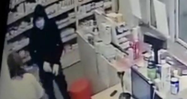 "Ajută-mă, ajută-mă, dă-mi banii!" Înarmat cu un pistol, un luptător MMA a jefuit o farmacie din Ilfov în 30 de secunde. Tot el le-a deschis uşa mascaţilor