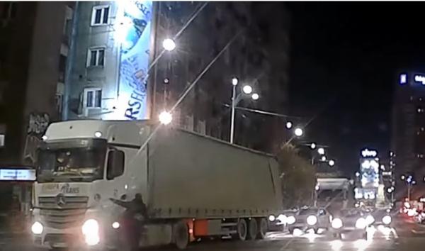 Momentul în care un şofer sare în faţa unui TIR şi-l opreşte înainte de intrarea în Pasajul Unirii: "Dacă nu erai tu, ăsta ar fi fost al 4-lea accident pe care l-aș fi văzut"