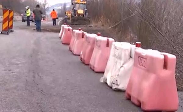 CNAIR a catalogat surparea de pe DN 1 drept "calamitate" pentru a debloca banii de reparaţii. Localnicii nu sunt surprinşi: "Erau semnale, a mai fost surpat o dată"