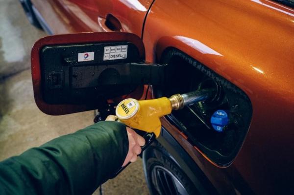 Se anunţă noi turbulenţe pe pieţele globale: petrolul rusesc, interzis în Uniunea Europeană
