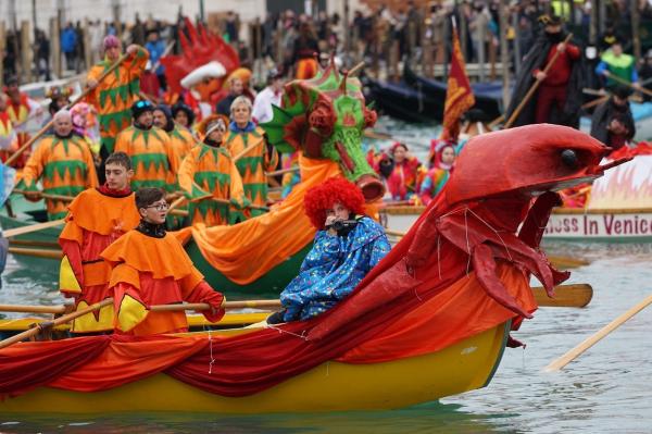 "E minunat, e magic. Veniţi, ca să simţiţi spiritul de aici!". A început Carnavalul de la Veneția. orașul se pregătește pentru 2 săptămâni de momente de neuitat